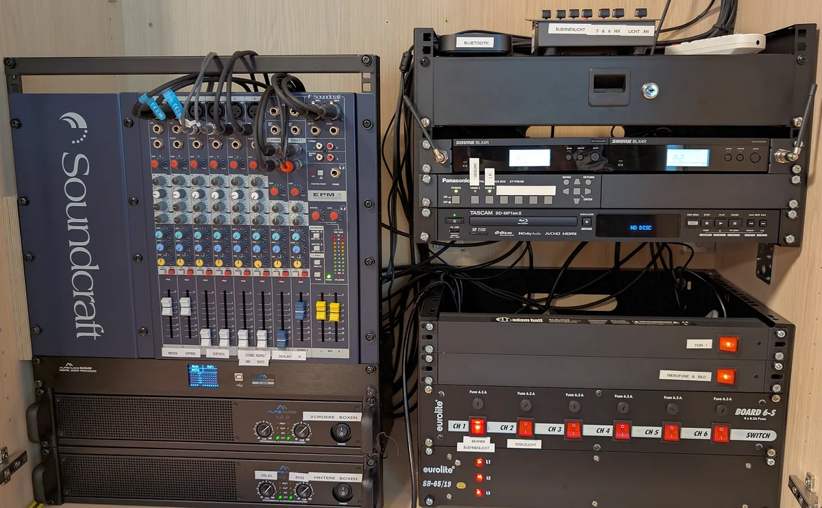 Mischpult und technische Anlage des Festsaals